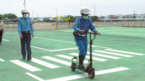 警察キックボード